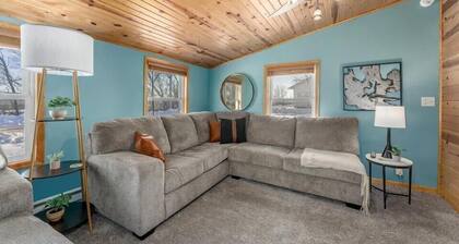 Spacious River View Retreat with 3 Living Areas + Game Room + Sleeps 12