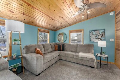 Spacious River View Retreat with 3 Living Areas + Game Room + Sleeps 12