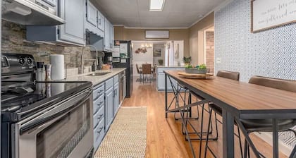 Near Downtown! GAME ROOM! Sleeps 12! Stylish!