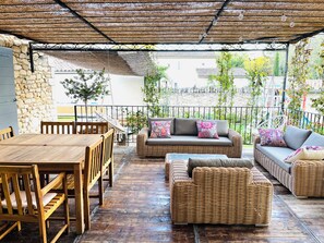 Outdoor dining - Lou Luberon (Ménerbes)