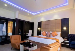 Royal Suite | Desk, laptop workspace, free WiFi, bed sheets