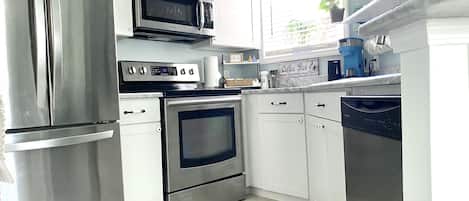 Frigorífico, microondas, horno y placa de cocina