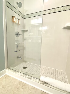Dusche, Haartrockner, Handtücher, Seife