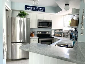 Fridge, microwave, oven, stovetop - Unique Coastal Retreat W/2 Kings (Melbourne)