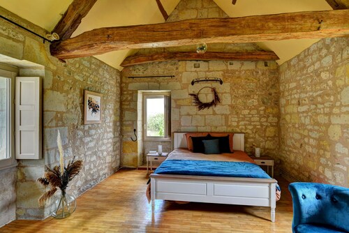 Spacious 320 m² Country Manor with Pool, WiFi & Gardens