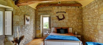 Spacious 320 m² Country Manor with Pool, WiFi & Gardens