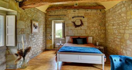 Spacious 320 m² Country Manor with Pool, WiFi & Gardens