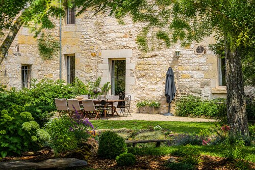 Spacious 320 m² Country Manor with Pool, WiFi & Gardens