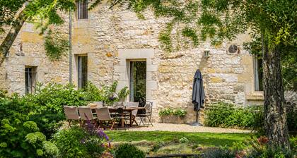Spacious 320 m² Country Manor with Pool, WiFi & Gardens