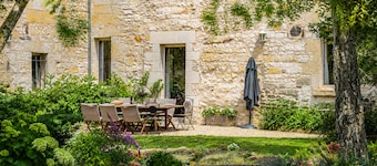 Spacious 320 m² Country Manor with Pool, WiFi & Gardens