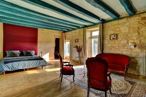 4 bedrooms, desk, travel cot, free WiFi