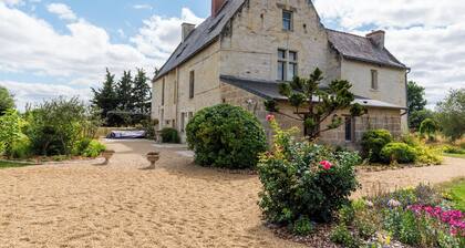 Spacious 320 m² Country Manor with Pool, WiFi & Gardens