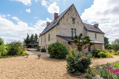Spacious 320 m² Country Manor with Pool, WiFi & Gardens