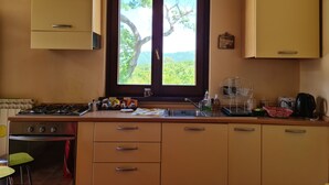 A kitchen with a stove, sink, and cabinets. - Sale! Beautiful 2-bed Apartment With Pool Access (Spoleto)