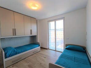 2 bedrooms, desk, Internet