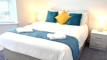 3 slaapkamers, een strijkplank/strijkijzer, gratis wifi, beddengoed