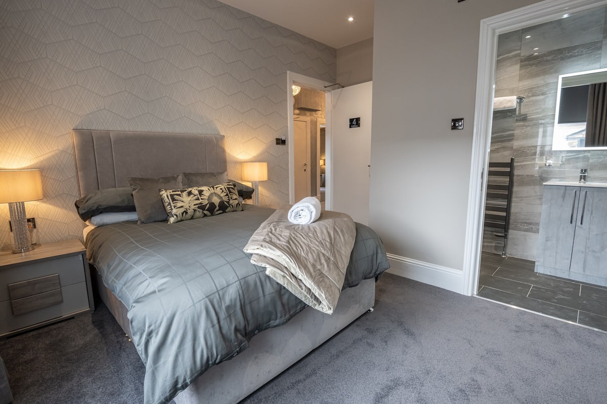 Superior Double Room | Desk, blackout drapes, iron/ironing board, free WiFi