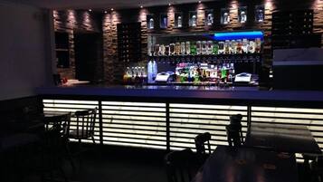 2 Bars/Lounges