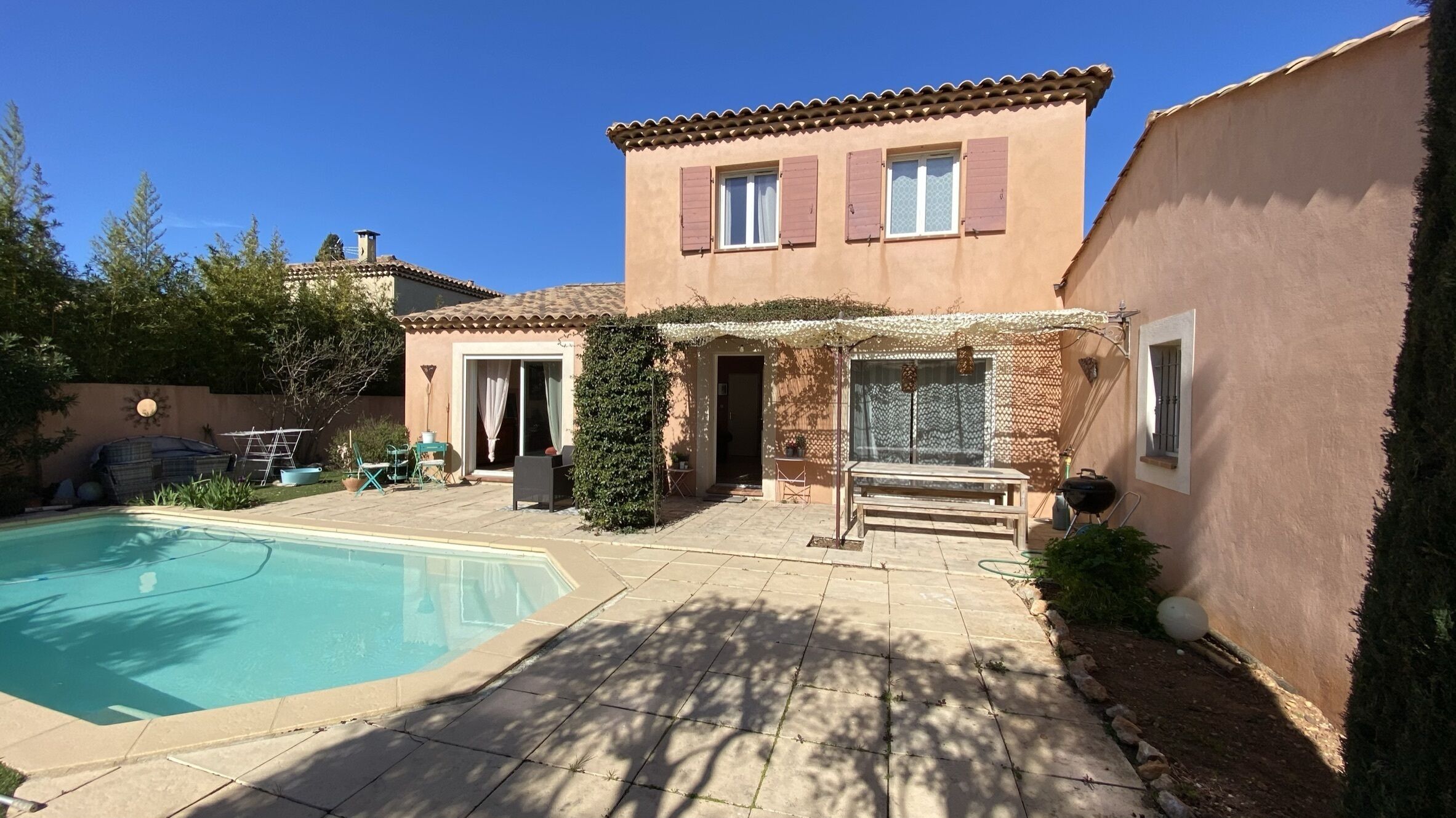 beautiful Provencal villa in the southern district of Marseille between the sea and the creeks