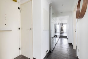 Appartement | Coin séjour | TV connectée de 32 pouces avec chaßnes par satellite, Netflix