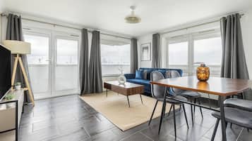 Apartamento | Zona de estar | Smart TV de 32 pulgadas con canales por satélite, Netflix