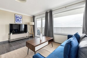 Apartment | Living area | 32-inch Smart TV with satellite channels, Netflix, streaming services - The Canary Wharf Collection (London)