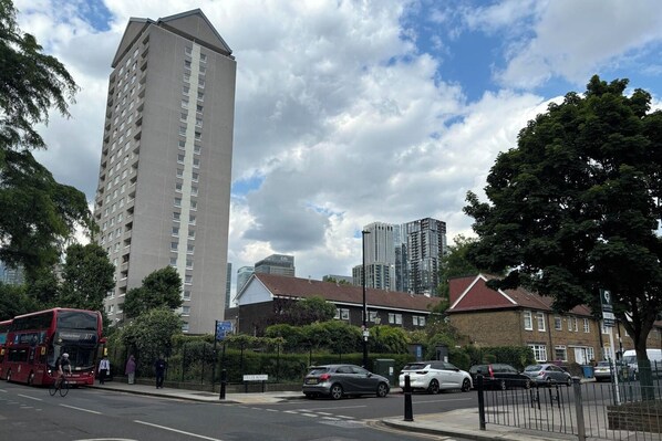 Vista frontal de la propiedad