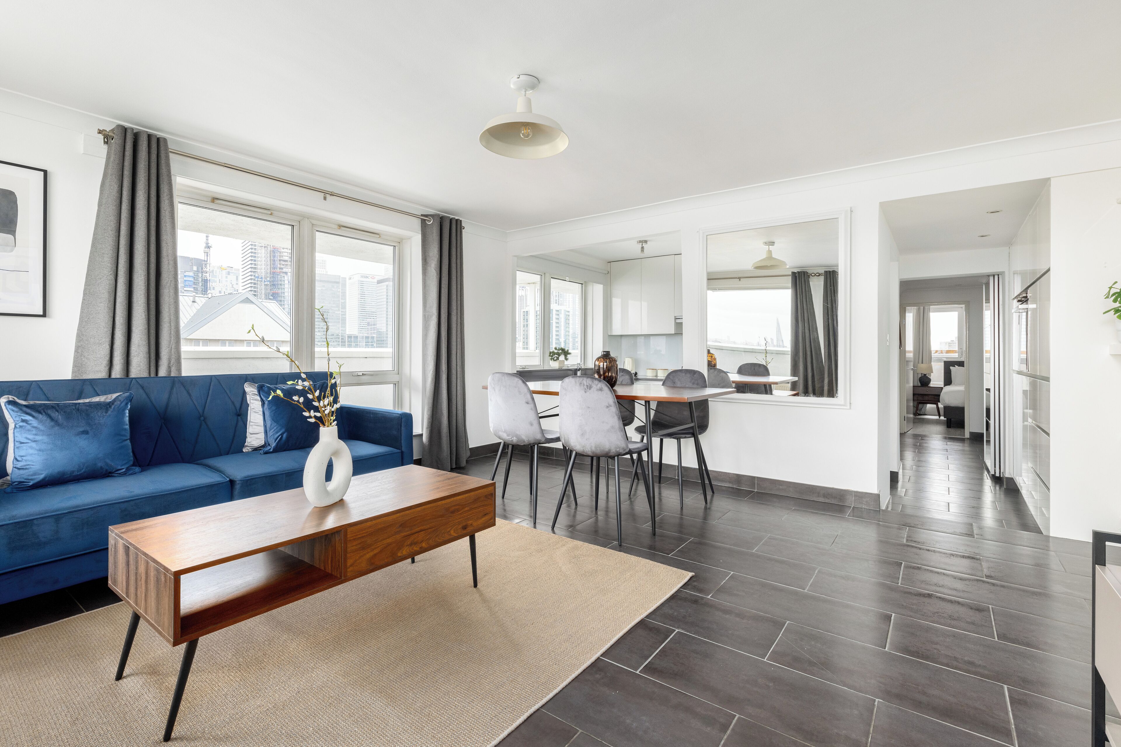 アパートメント | リビング エリア | 32 インチのスマートテレビ (衛星放送視聴可)、Netflix、ストリーミングサービス