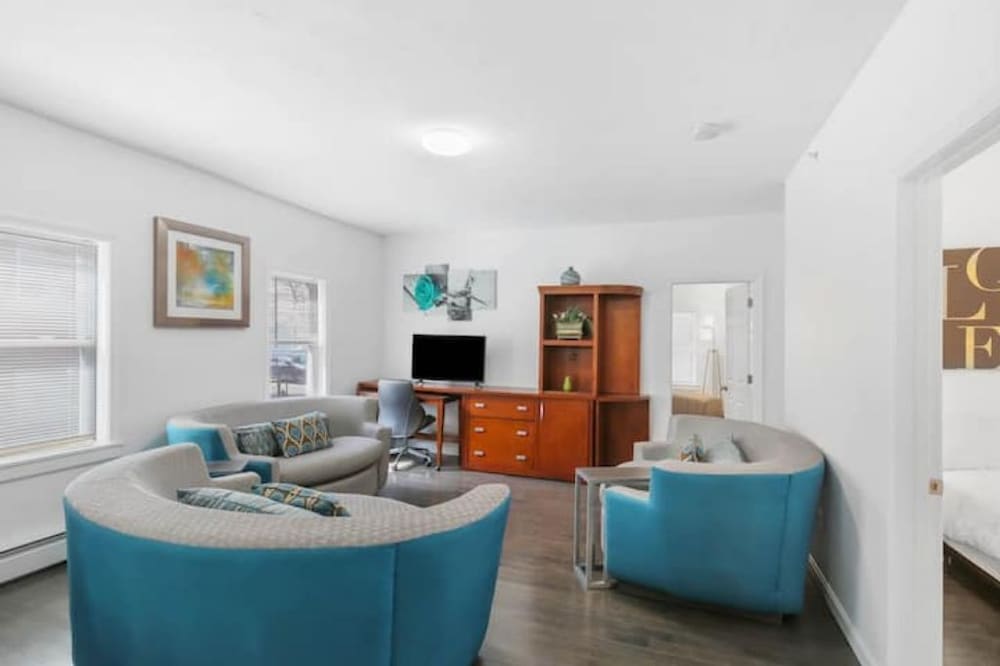 Cozy Lux Brand New Cetrl 2KB,1QB-w/Parking,Dtwn,6+
