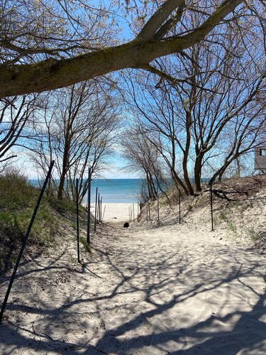 All Season Cottage steps to Long Beach