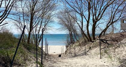 All Season Cottage steps to Long Beach