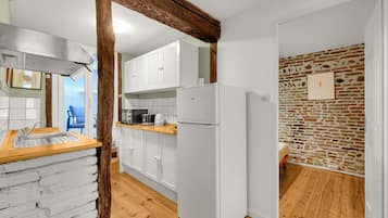 Een koelkast, een microgolfoven, een koffiezetapparaat/waterkoker