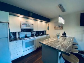 雪櫃、微波爐、焗爐、爐具