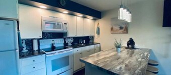 #127 condo by large pool/hot tub/Gorge Shuttle-book separately