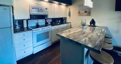 #127 condo by large pool/hot tub/Gorge Shuttle-book separately