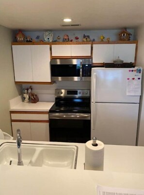 Fridge, microwave, oven, stovetop - #13 condo by large pool/hot tub/Gorge Shuttle-book separately (Quincy)