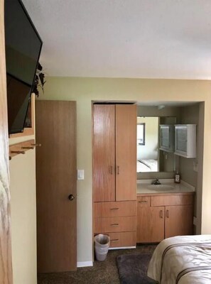 2 bedrooms, WiFi, bed sheets - #131 Condo near large pool & shuttle to Gorge Amp-book separately (Quincy)