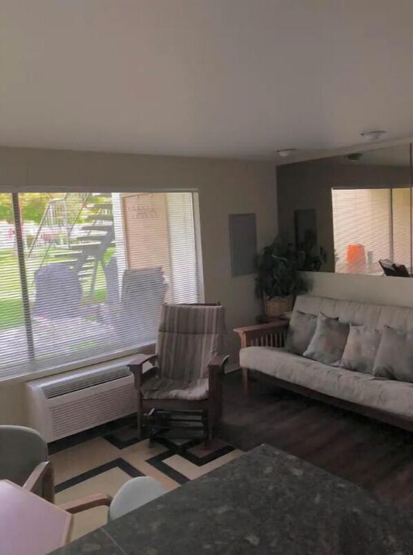 Smart TV - #131 Condo near large pool & shuttle to Gorge Amp-book separately (Quincy)