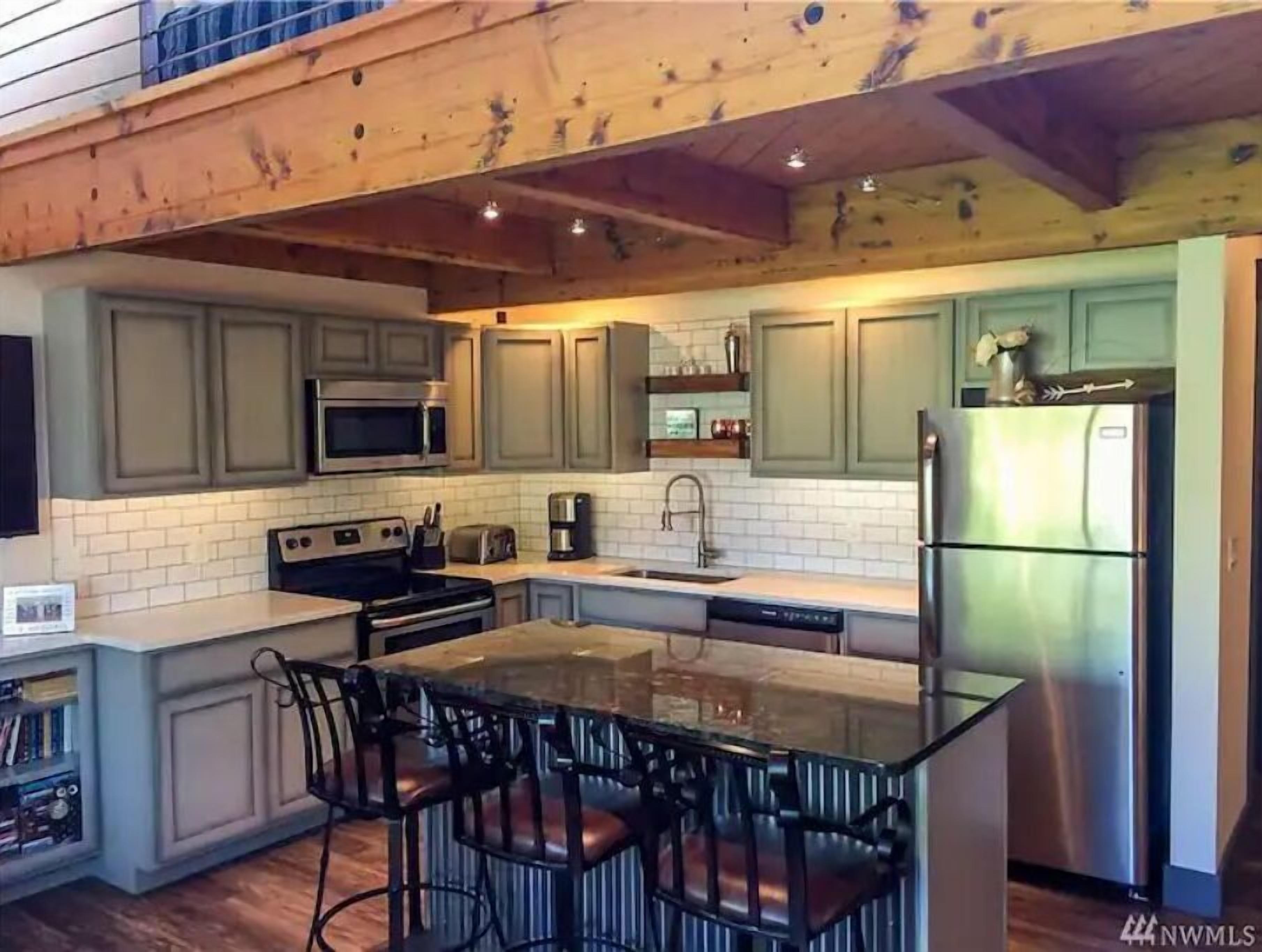 #126 condo by large pool/Pickup for the Gorge Shuttle-book seperately