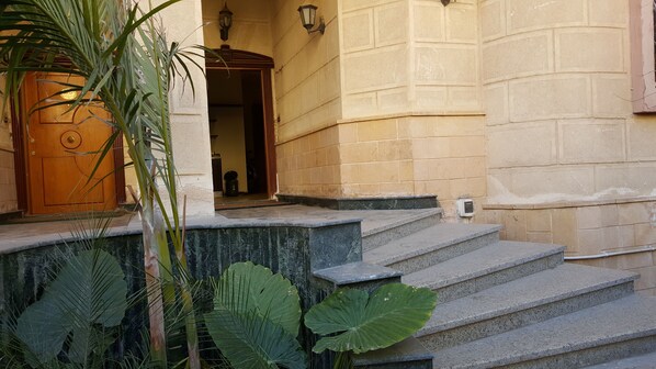 تفاصيل الفندق من الخارج