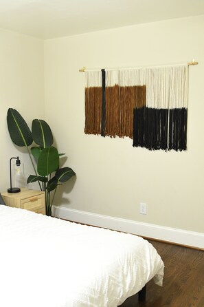 2 bedrooms, WiFi, bed sheets - Convenient Charlotte Comfort (Charlotte)