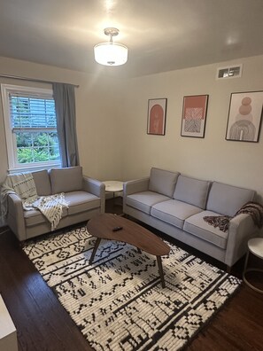 Living area - Convenient Charlotte Comfort (Charlotte)