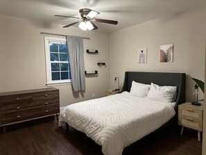 2 bedrooms, WiFi, bed sheets - Convenient Charlotte Comfort (Charlotte)