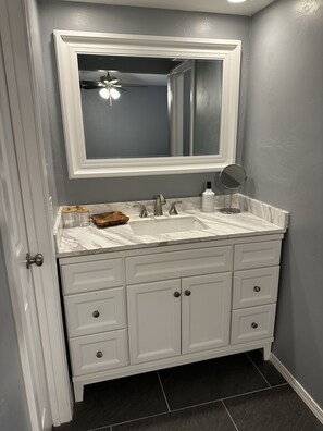 تجهيزات دش، مجففات شعر، مناشف، صابون