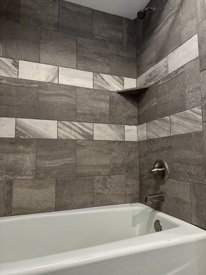 Douche, sèche-cheveux, serviettes fournies, savon
