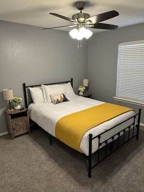 3 عدّة غرف نوم ومكواة/لوح كي وواي فاي وملاءات أسرّة