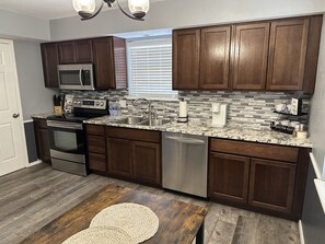 Een koelkast, een magnetron, een oven, een kookplaat