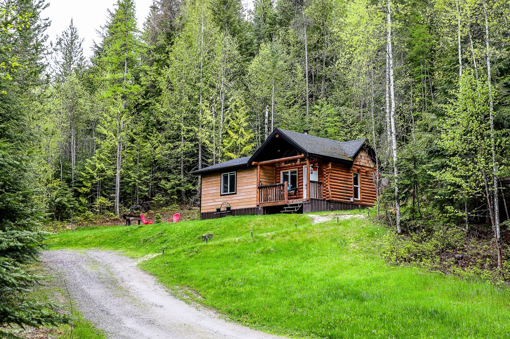 Cloud #9 Cabin — Cozy cabin w/hot tub!