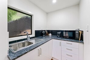 Refrigerador, microondas, lavavajillas y tostadora 