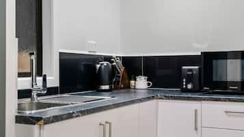 Køleskab, mikrobølgeovn, opvaskemaskine, brødrister